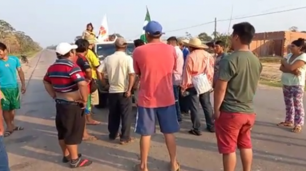 Interculturales confrontan a marchistas indígenas y tratan de impedir su paso hacia Santa Cruz