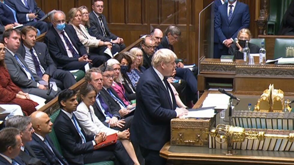 Johnson rompe promesa electoral y sube impuestos para financiar política de dependencia