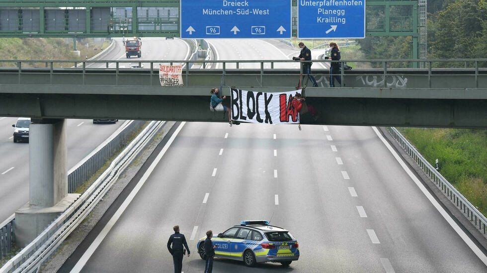 Activistas del clima protestan contra salón del automóvil en Alemania