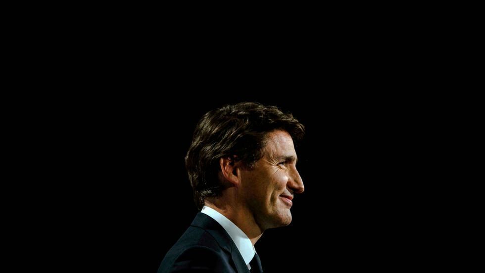 Un manifestante lanza piedras a Trudeau en un acto de campaña