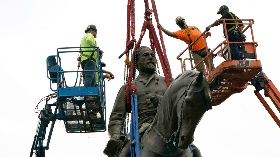 Desmontan emblemático monumento considerado símbolo del pasado esclavista de EEUU