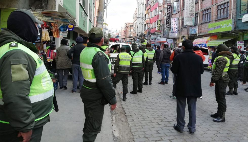 Policía interviene el ‘Barrio Chino’ de El Alto; hay arrestados y se secuestró decenas de celulares