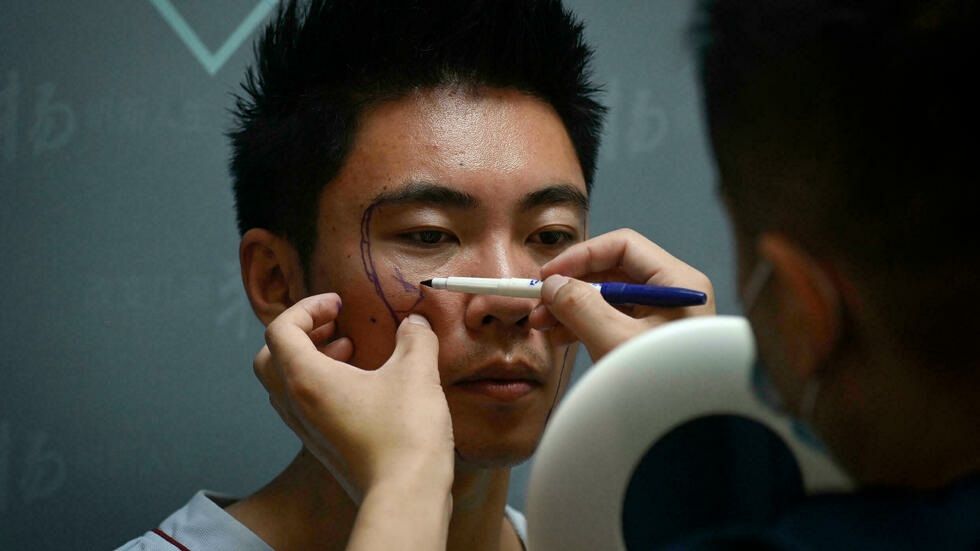 Los hombres también recurren a la cirugía estética en China
