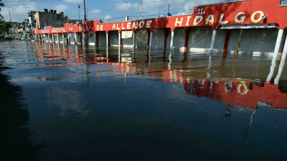 Militares y rescatistas auxilian a damnificados por lluvias en México