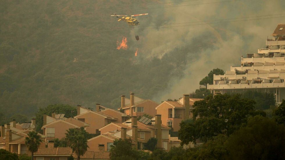 Reportan que hay un bombero muerto y cientos de evacuados por incendio en sur de España