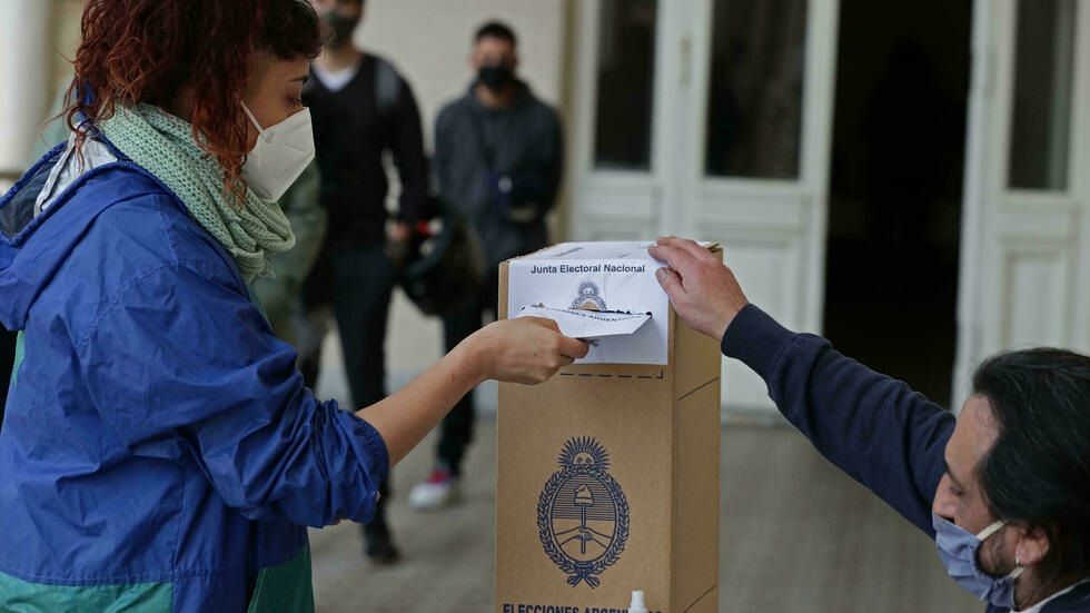 Argentina vota en primarias para legislativas y mide apoyo al gobierno
