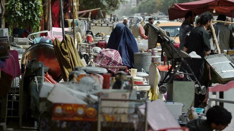 Los mercados de Kabul se llenan de enseres de afganos desesperados por huir o comer