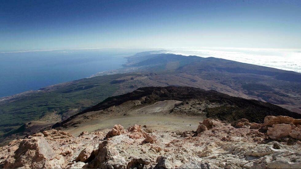 Un volcán, bajo vigilancia en las islas Canarias por alta actividad sísmica