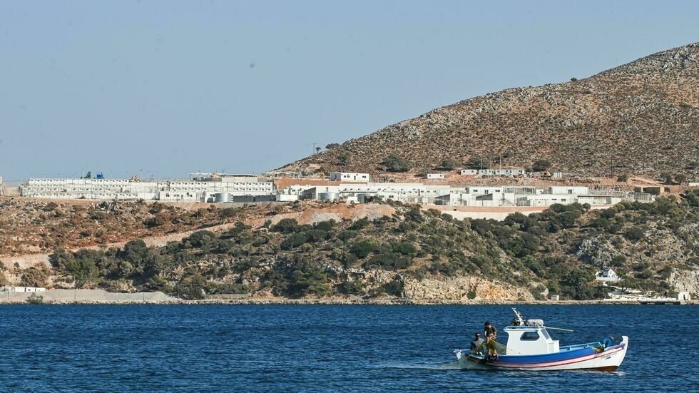 Grecia inaugura su primer campamento para migrantes "cerrado"