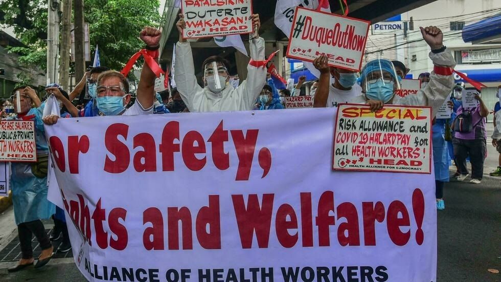 Agotados, los enfermeros filipinos batallan contra el covid y las renuncias
