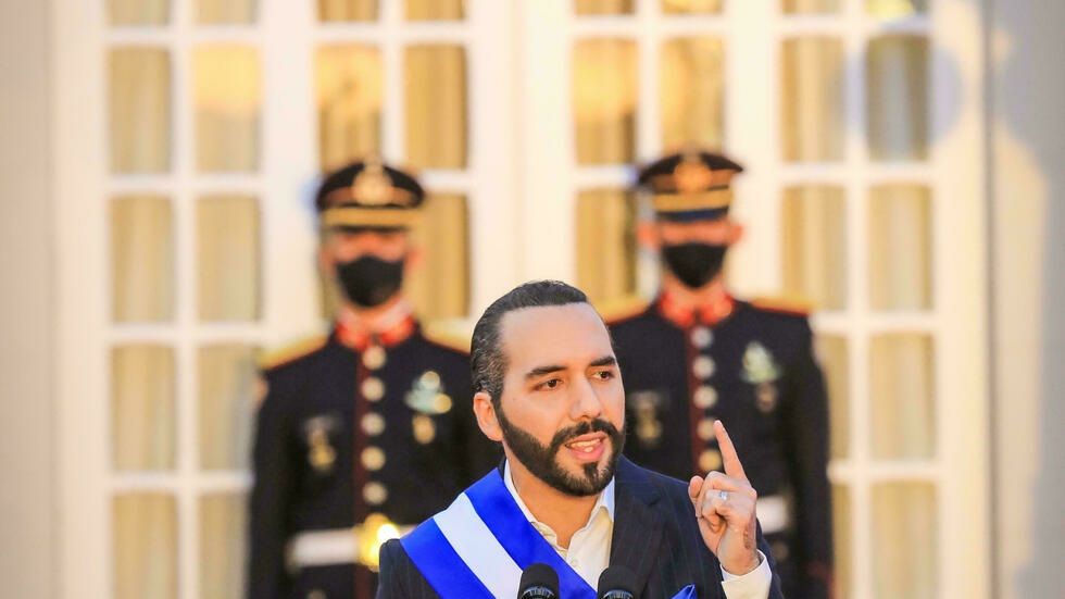 Bukele oficializa "purga" de jueces y fiscales, en medio de críticas