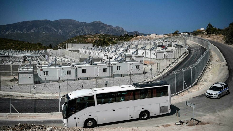 Grecia empieza los traslados al primero de sus nuevos campos para migrantes