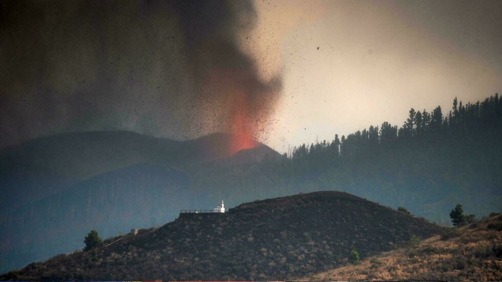 Erupción de volcán en Canarias deja 6.000 evacuados, la lava sigue avanzando hacia el mar
