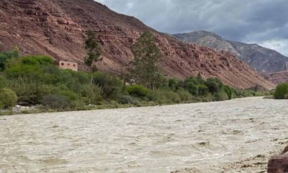 Reportan que una pareja fue arrastrada por el agua en una comunidad de Camargo