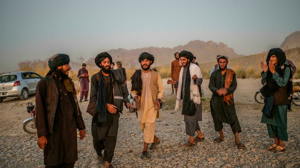 La danza de los talibanes cuando el sol se pone en Afganistán