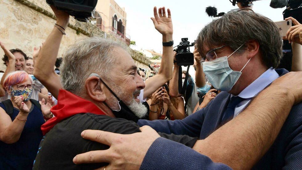 "Seguiré peleando", dice Puigdemont durante baño de multitudes en Cerdeña tras liberación