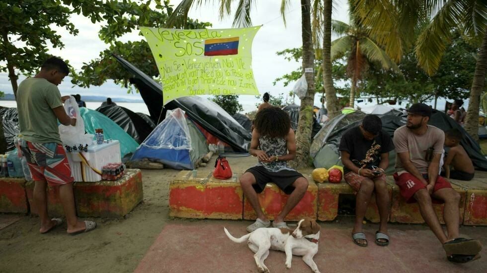 En ruta a EEUU, haitianos ayudan a venezolanos en frontera colombo-panameña