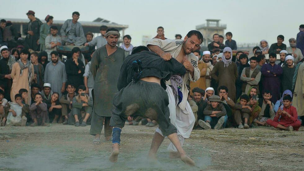 Luchadores con sed de gloria en un terreno polvoriento de Kabul