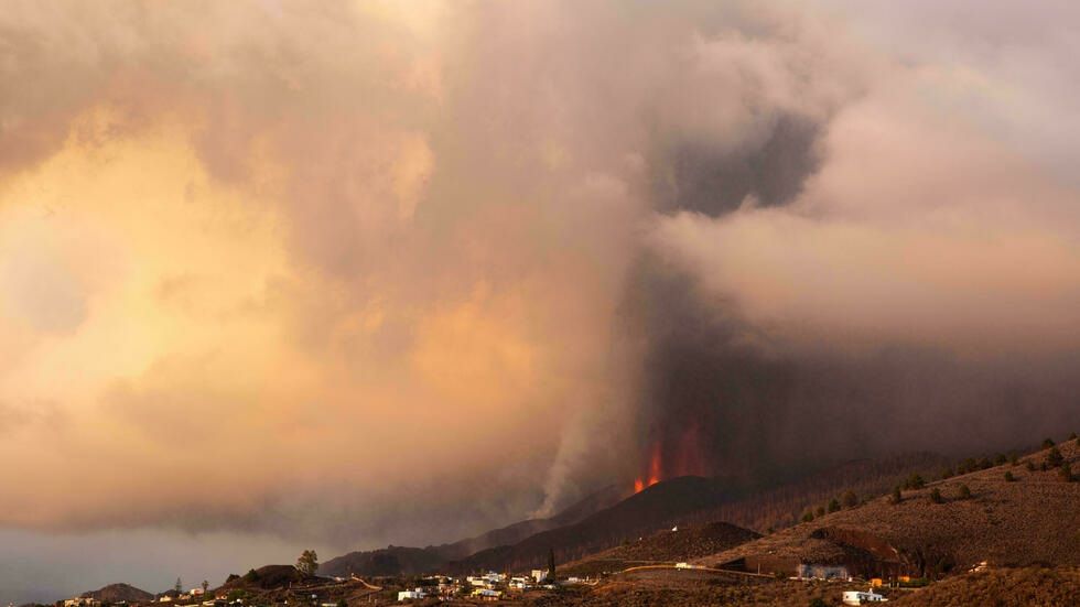 Reabrean el aeropuerto de La Palma en España, clausurado por las cenizas volcánicas