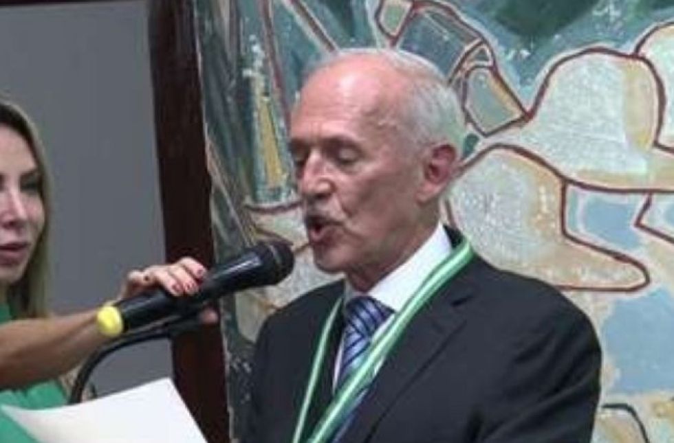 Gobernador Camacho denuncia que impiden viaje de su padre a EEUU desde Santa Cruz