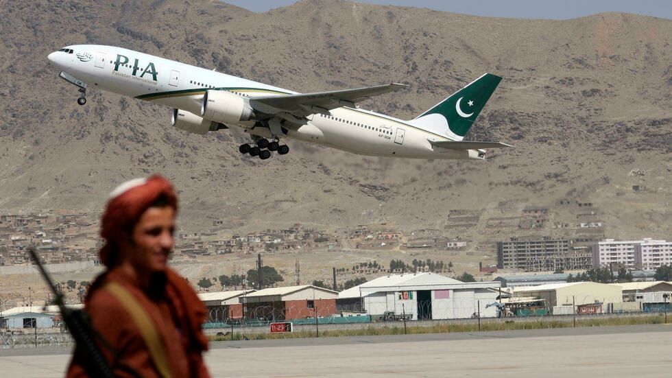 Talibanes exhortan a aerolíneas a reanudar sus vuelos hacia Afganistán