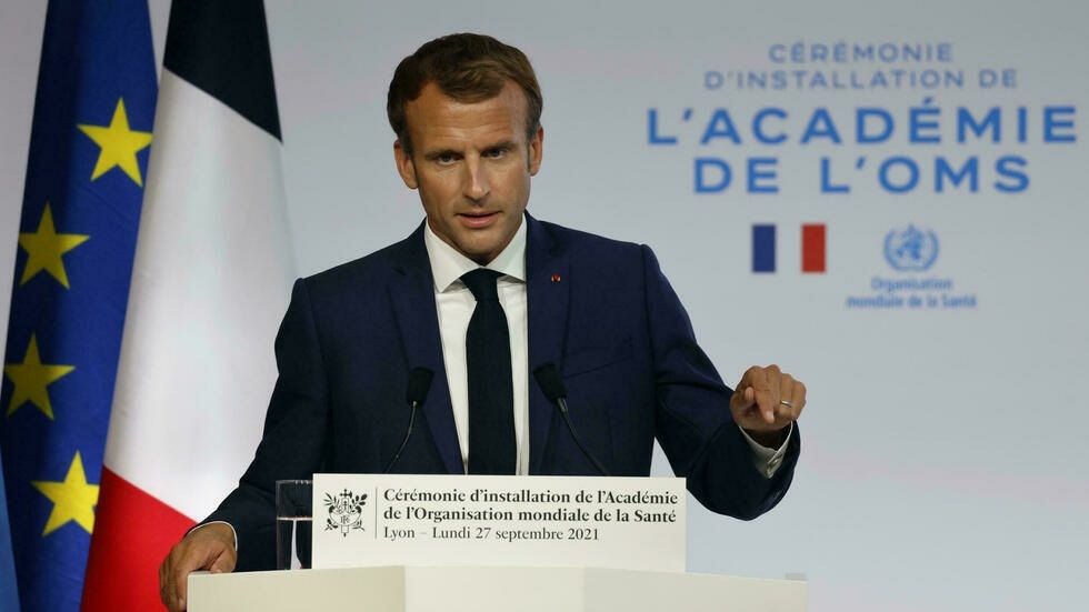 Investigan a un fotógrafo por una imagen del presidente francés en traje de baño