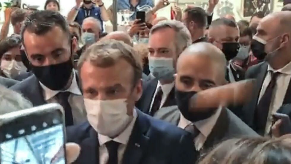 Hospitalizan al joven que lanzó un huevo contra el presidente francés