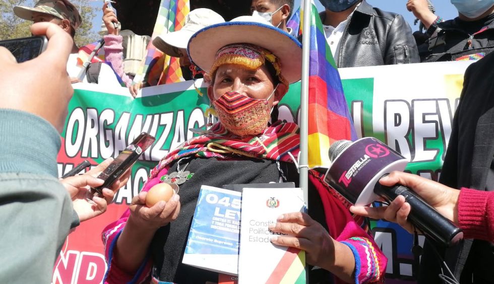 Patty lleva ‘huevos’ para las autoridades de justicia y les pide que actúen contra Camacho