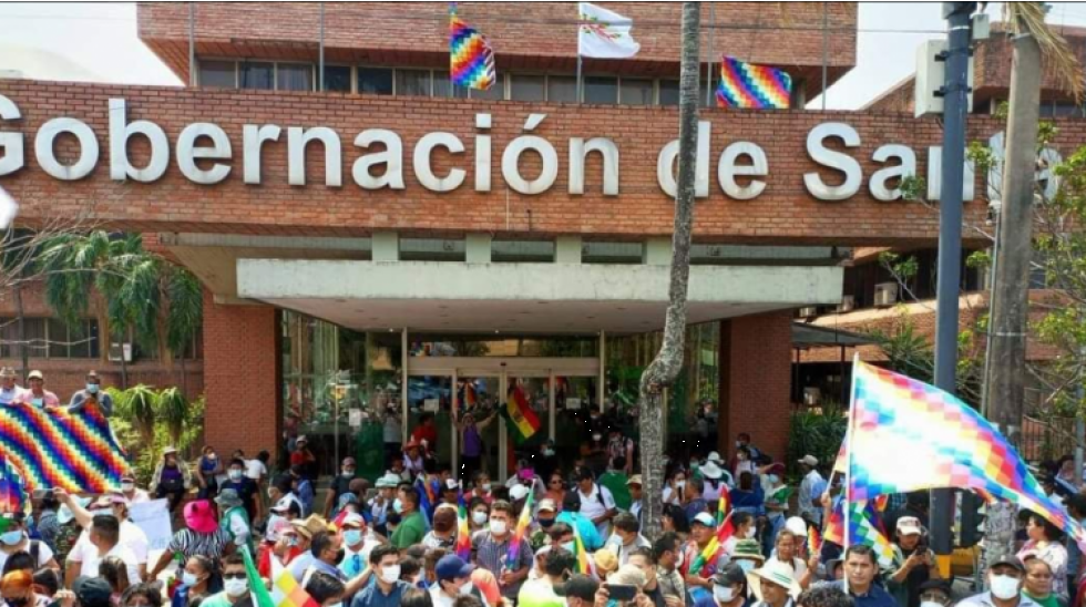 Afines al MAS izan la wiphala en la gobernación cruceña