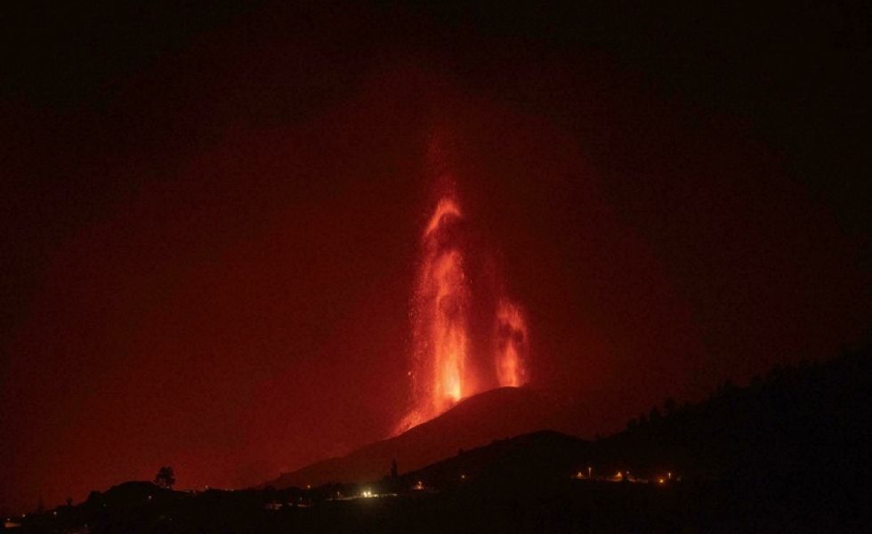 La lava del volcán de la isla española Canarias llega al mar