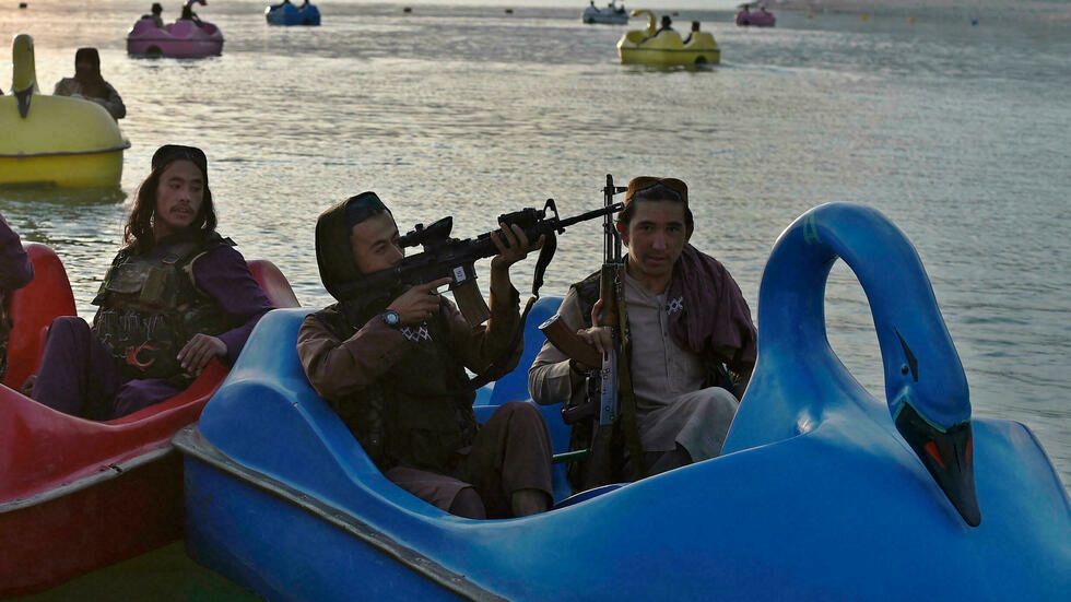 Los talibanes descubren con alegría los parques de atracciones en Afganistán