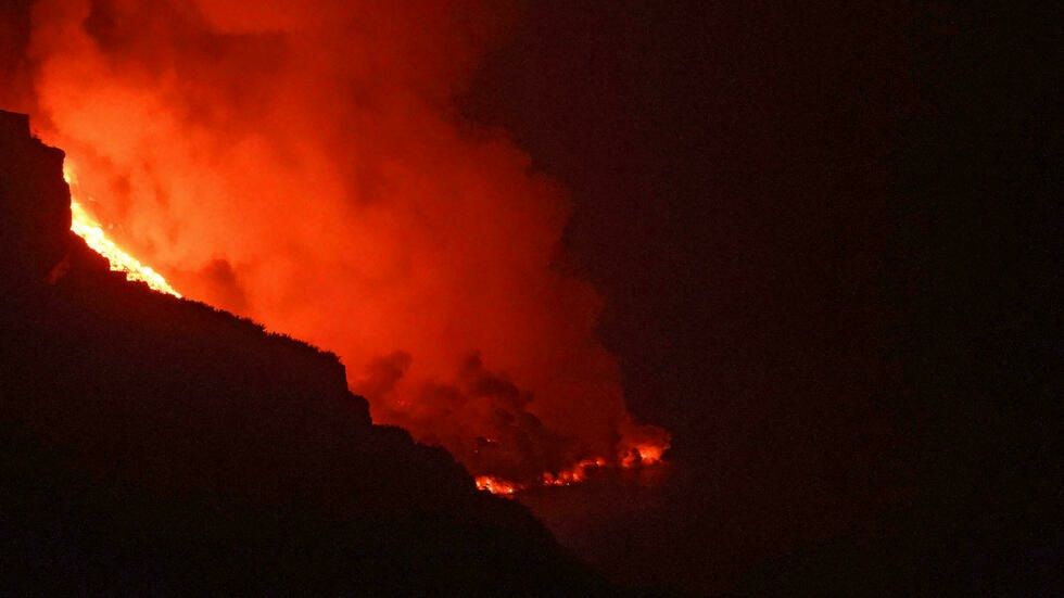 La lava ya gana más de 10 hectáreas al mar en Canarias