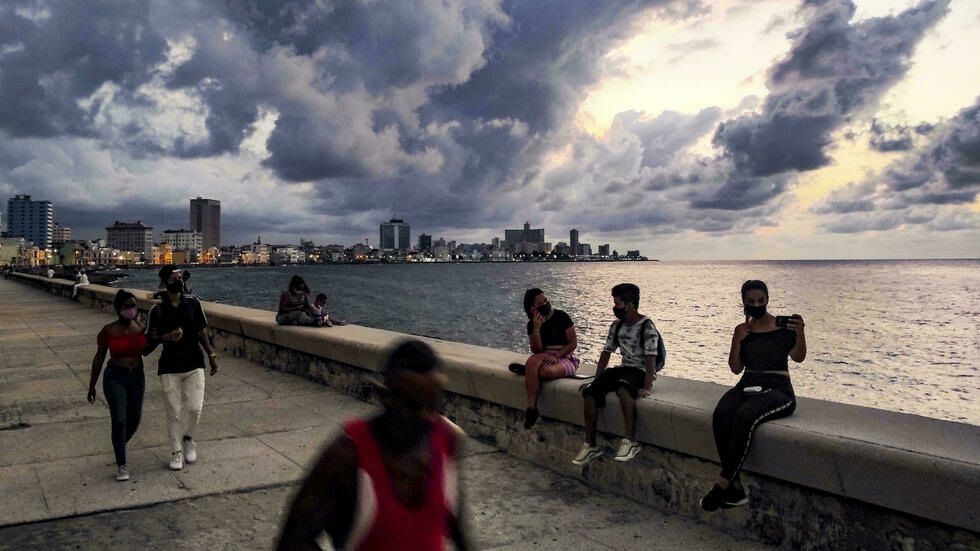 La Habana abre las playas y el Malecón, pero con mascarilla