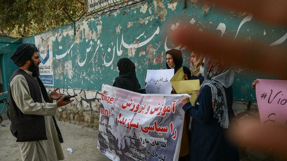 Los talibanes dispersan con disparos al aire una pequeña protesta de mujeres en Kabul