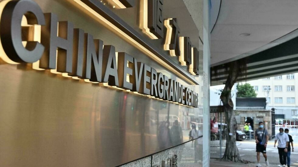 China urge a bancos a estabilizar el mercado inmobiliario por riesgo de Evergrande