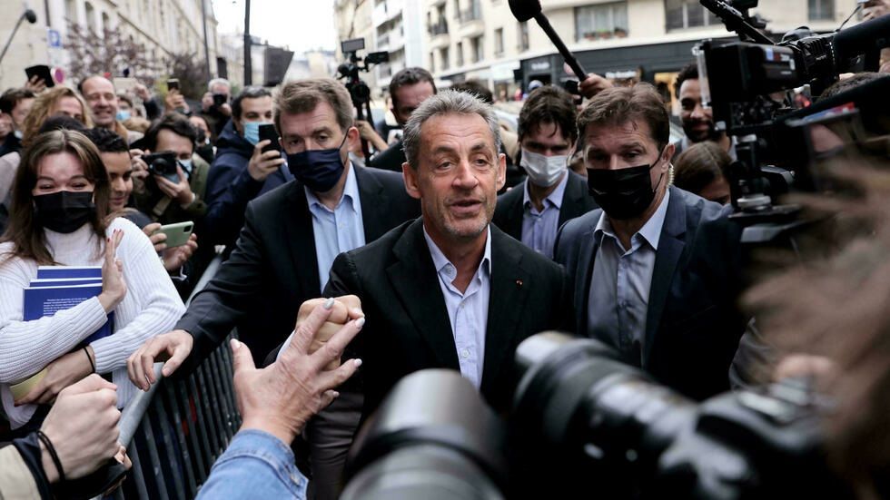 "La gente no es tonta", afirma expresidente francés Sarkozy, condenado por financiación ilegal de campaña