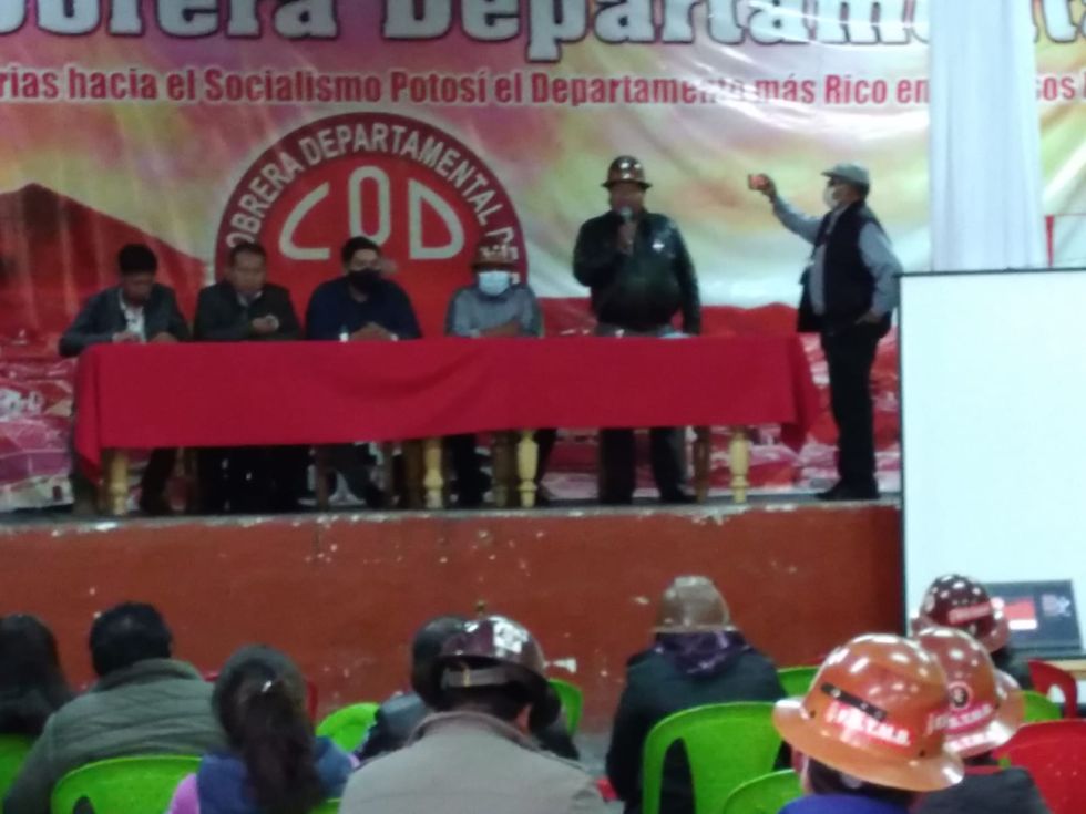 Se inician las Escuelas  Sindicales en Sucre y Potosí s
