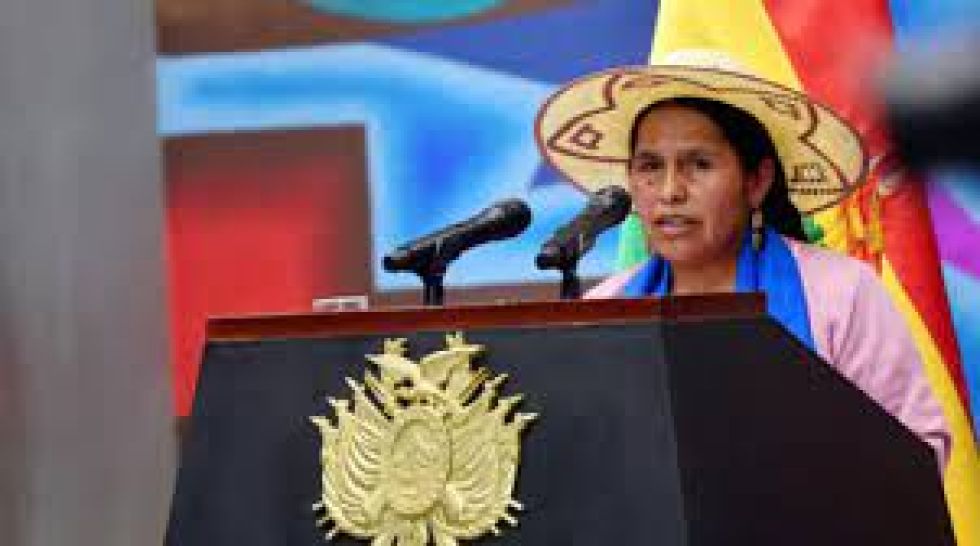 Ministerio de Culturas pide a la fiscalía actuar de oficio contra Calvo por dichos sobre la wiphala