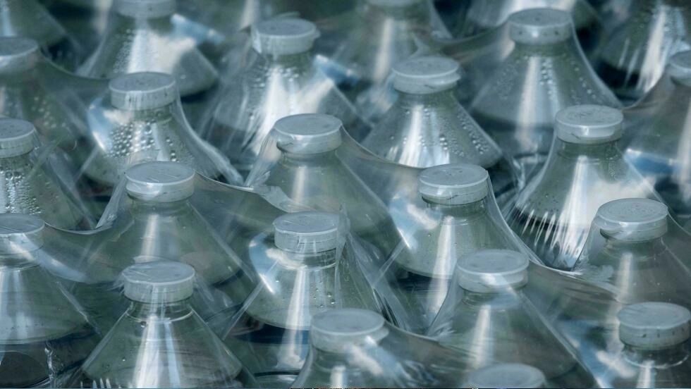 Trenes franceses dejan de vender agua en botellas de plástico