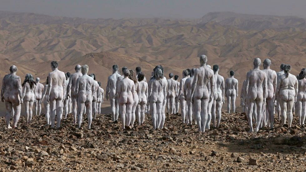 Una multitud desnuda y pintada de blanco posa para fotógrafo Tunick en el Mar Muerto
