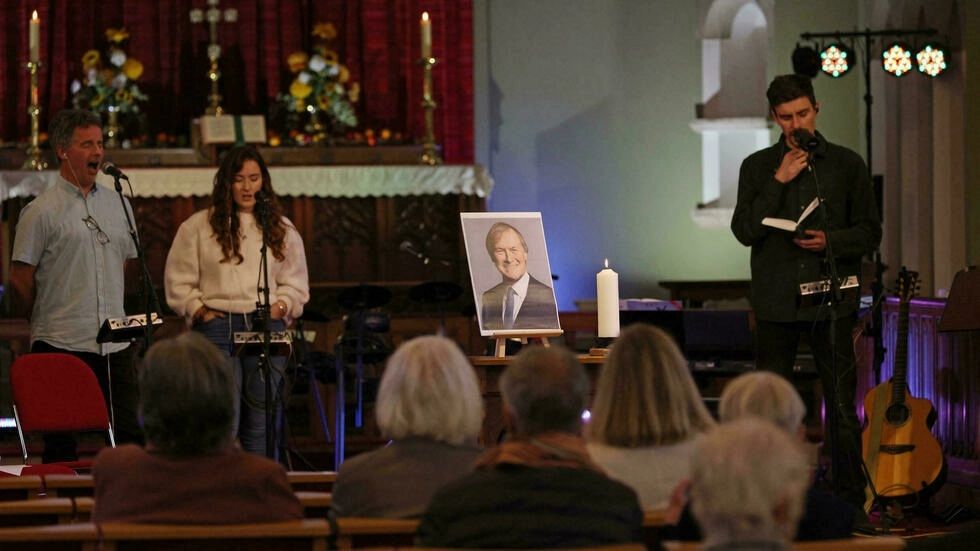 Conmocionado, el parlamento británico rinde homenaje al diputado asesinado