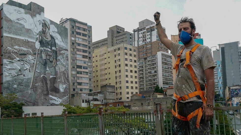 Presentan un mural con cenizas de los incendios amazónicos contra la destrucción ambiental en Brasil