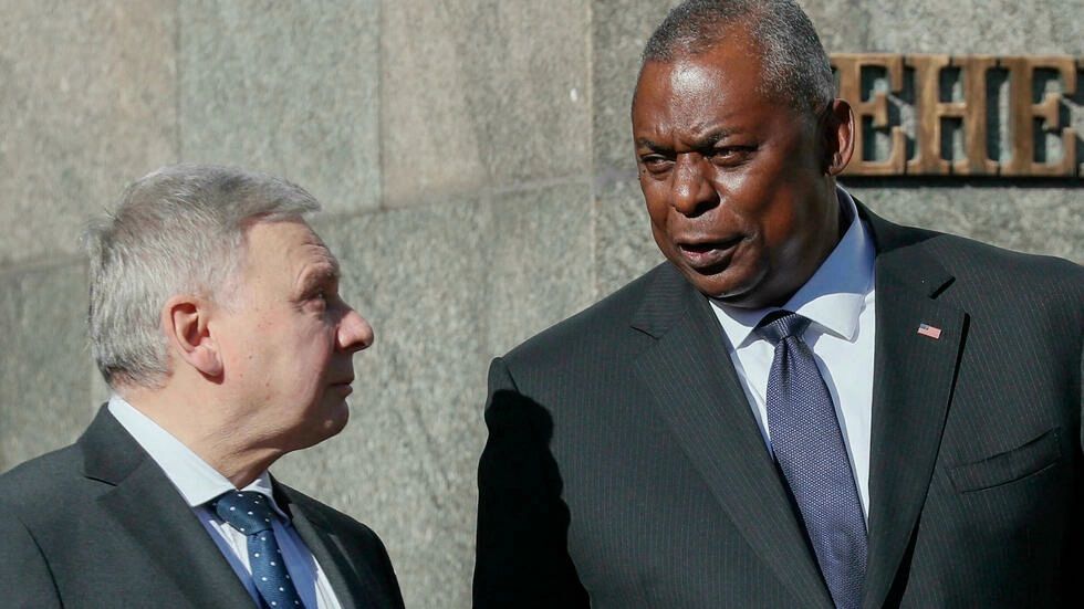 El secretario de Defensa de EEUU visita Ucrania para acelerar las reformas
