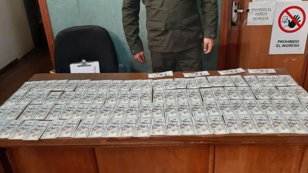 La Paz: Un policía encuentra mochila con alta suma de dinero y lo devuelve a su propietario