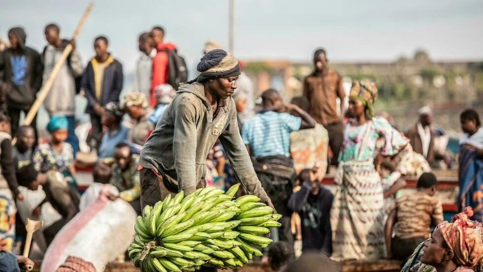 Los viajes en piragua en el Congo se hacen a merced del agua