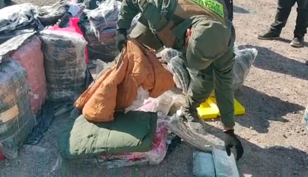 Detienen en Argentina a tres bolivianos que llevaban droga oculta en mercadería de ropa