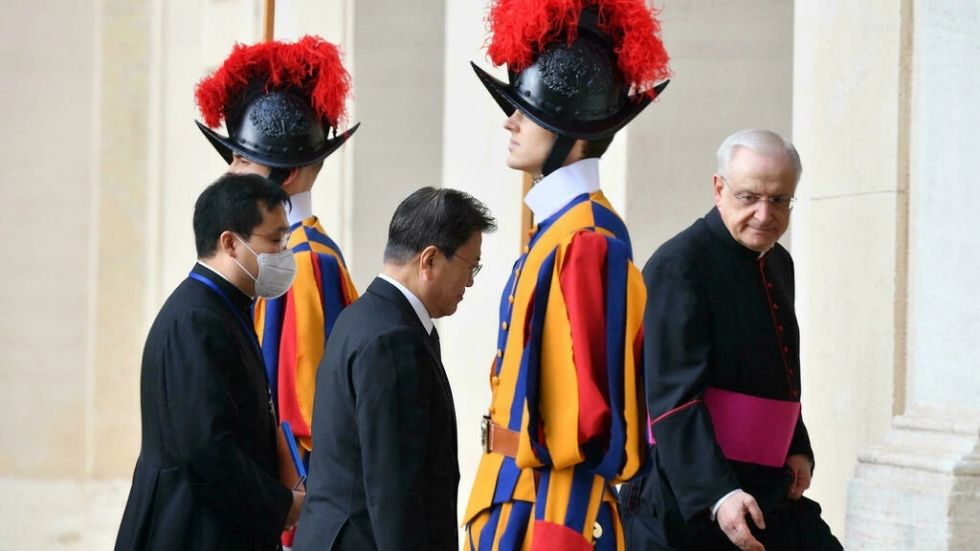 Presidente surcoreano regala al Papa una cruz hecha con alambre de púas de la frontera con el Norte
