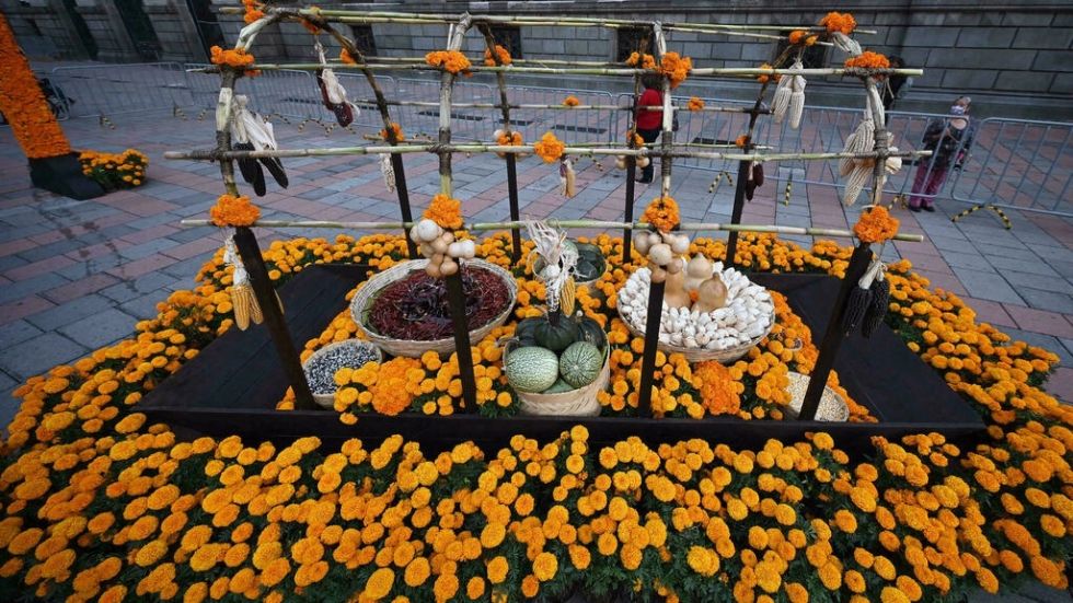Inauguran ofrenda memorial dedicada a víctimas de la pandemia en México