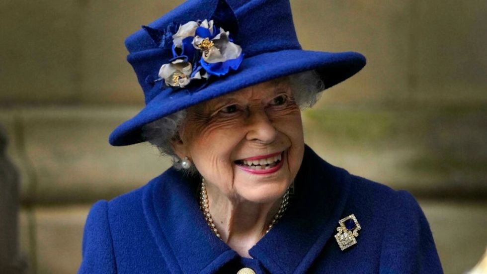 La reina Isabel II está "en muy buena forma", según el primer ministro británico