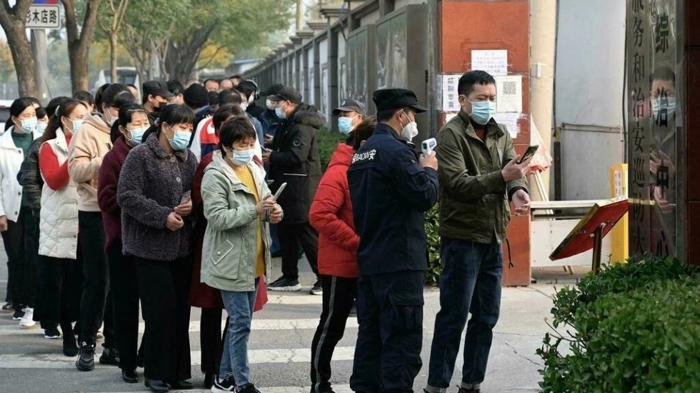China fortalece su respuesta contra un "grave" rebrote epidémico de covid-19